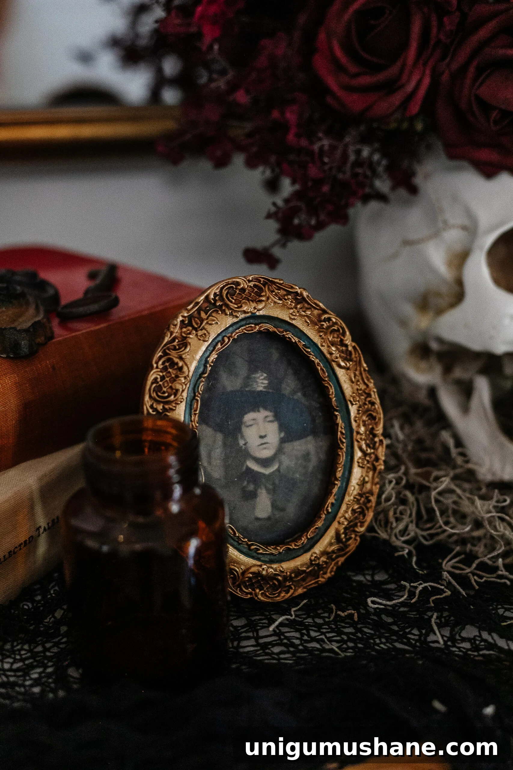 DIY Haunted House Entryway Ideas for Halloween 7 vintage picture frame with creepy Halloween portrait