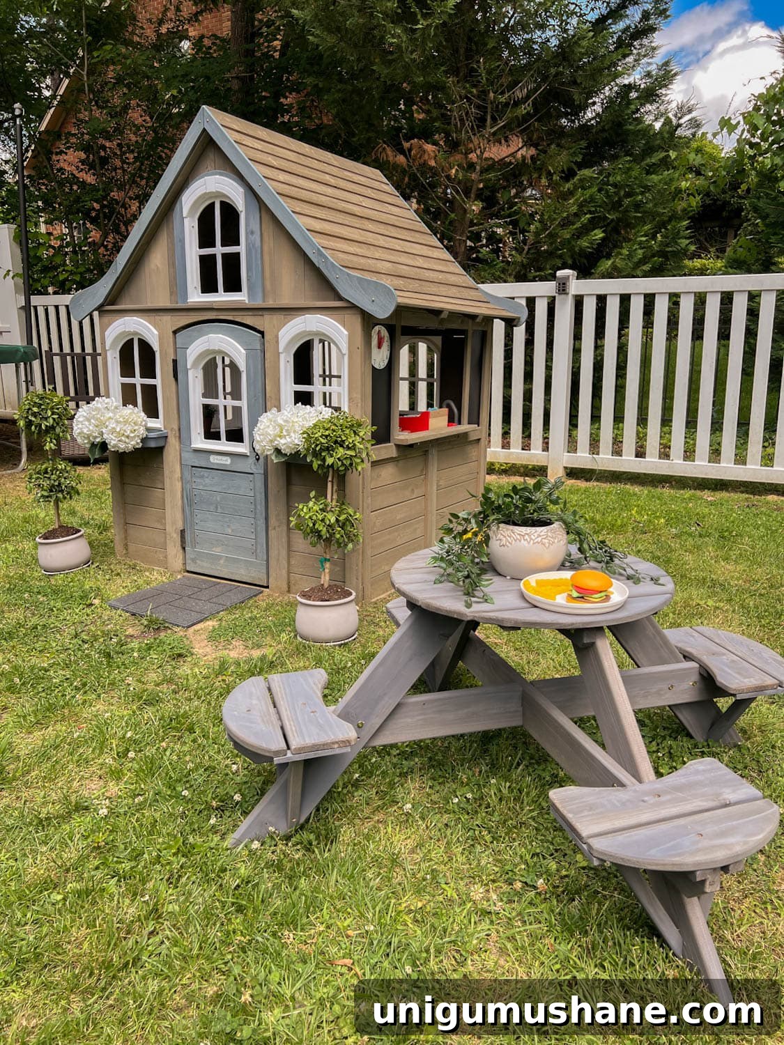 8 Side Yard Play Area Ideas and Trampoline Decor Tips 10 kids outdoor picnic table and playhouse