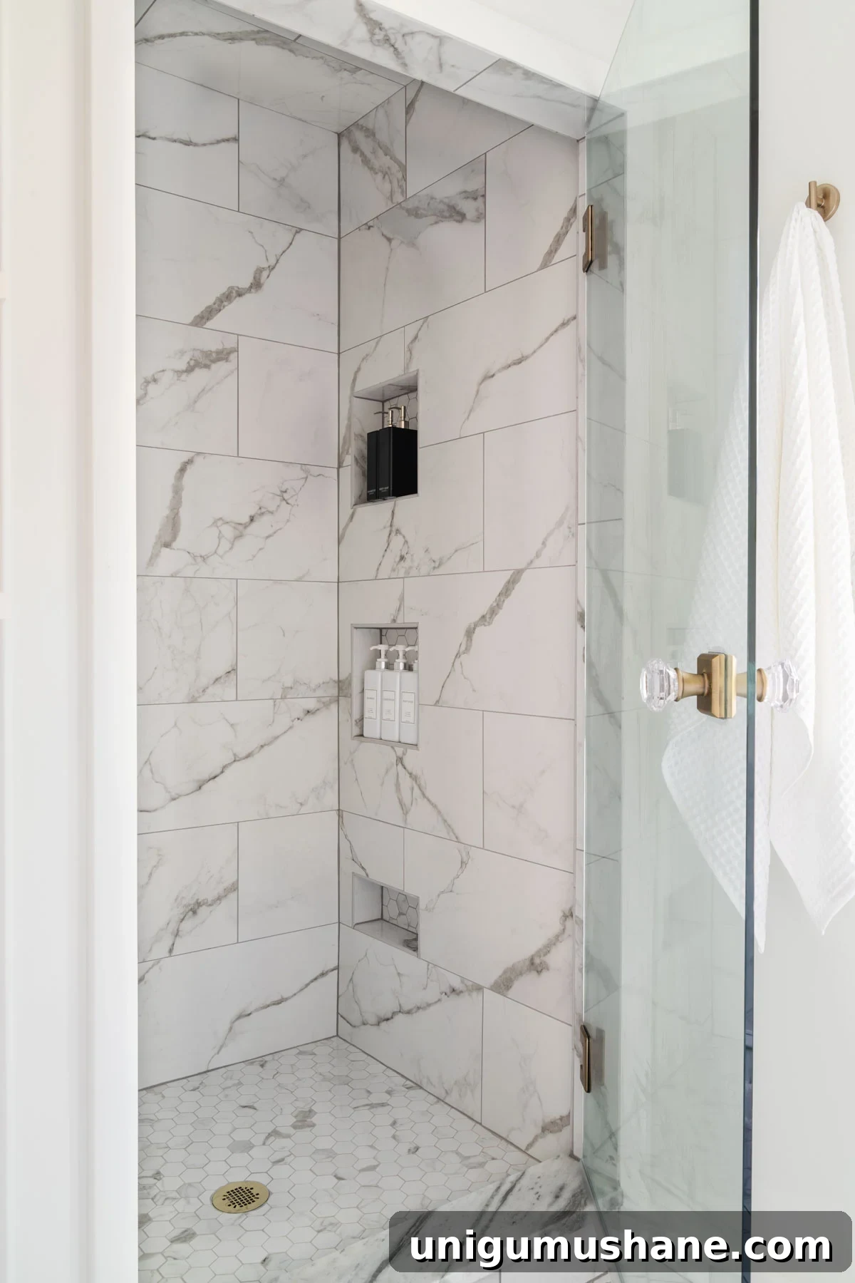 14 Clever Tricks to Make a Small Bathroom Look Bigger 18 img 51042 18