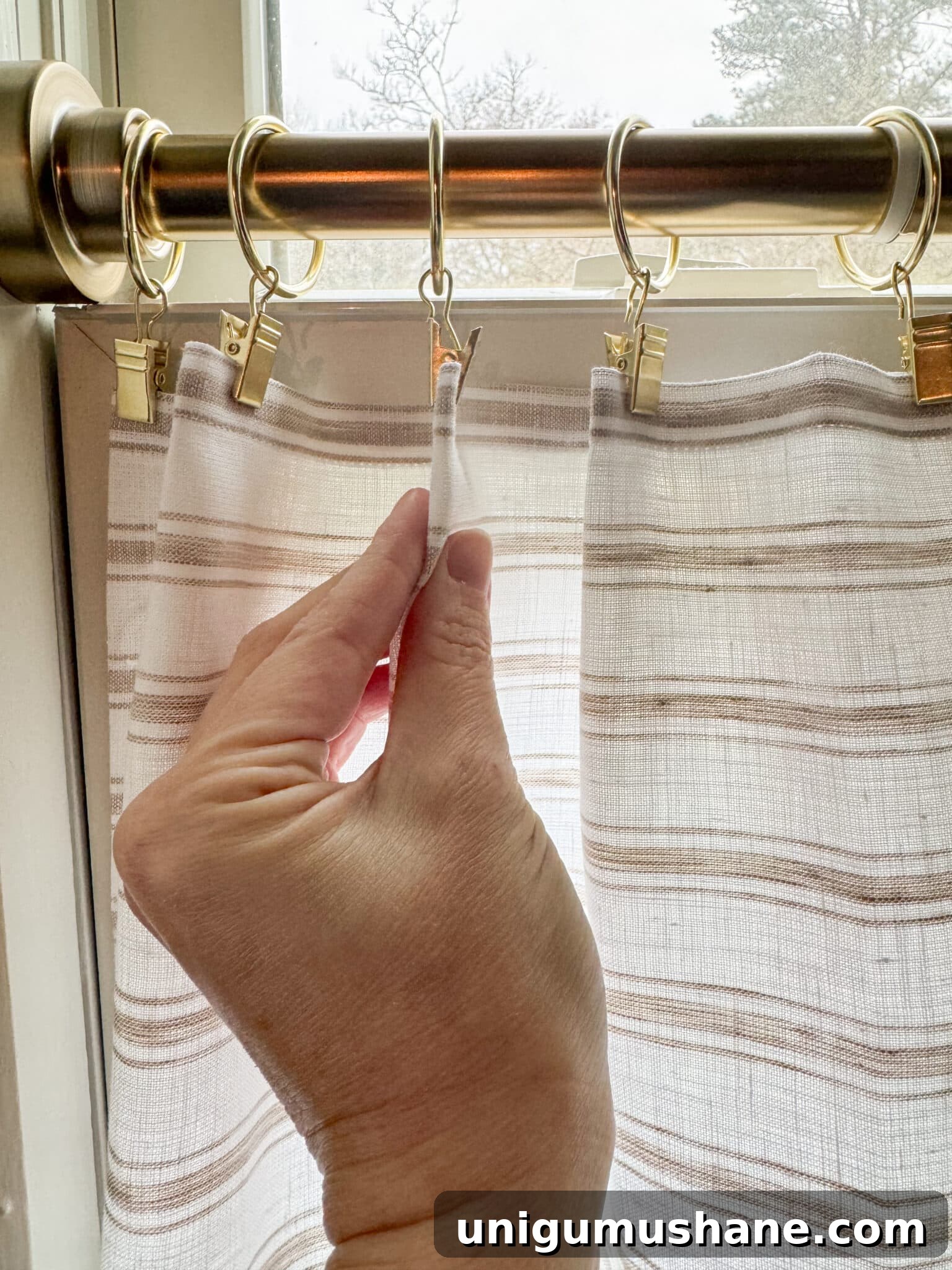 Make No-Sew Cafe Curtains: Step-by-Step DIY Guide 8 pinching fabric in ring clips to make diy cafe curtains