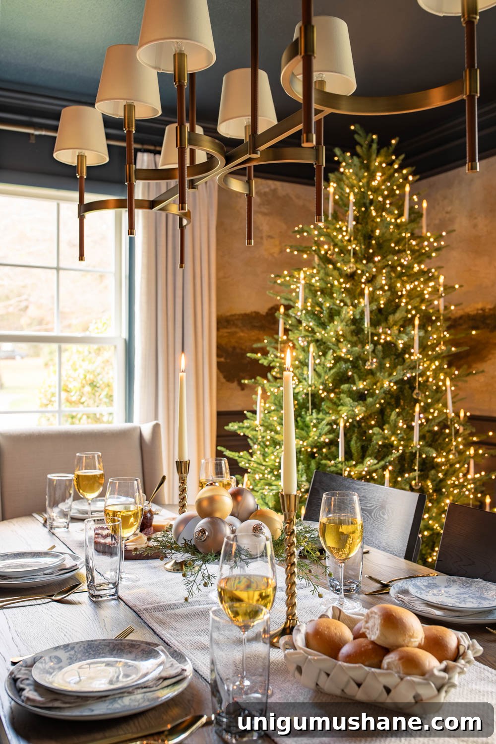 Elegant Christmas Dining Room Decor Ideas 9 simple Christmas dining table centerpiece with ornaments