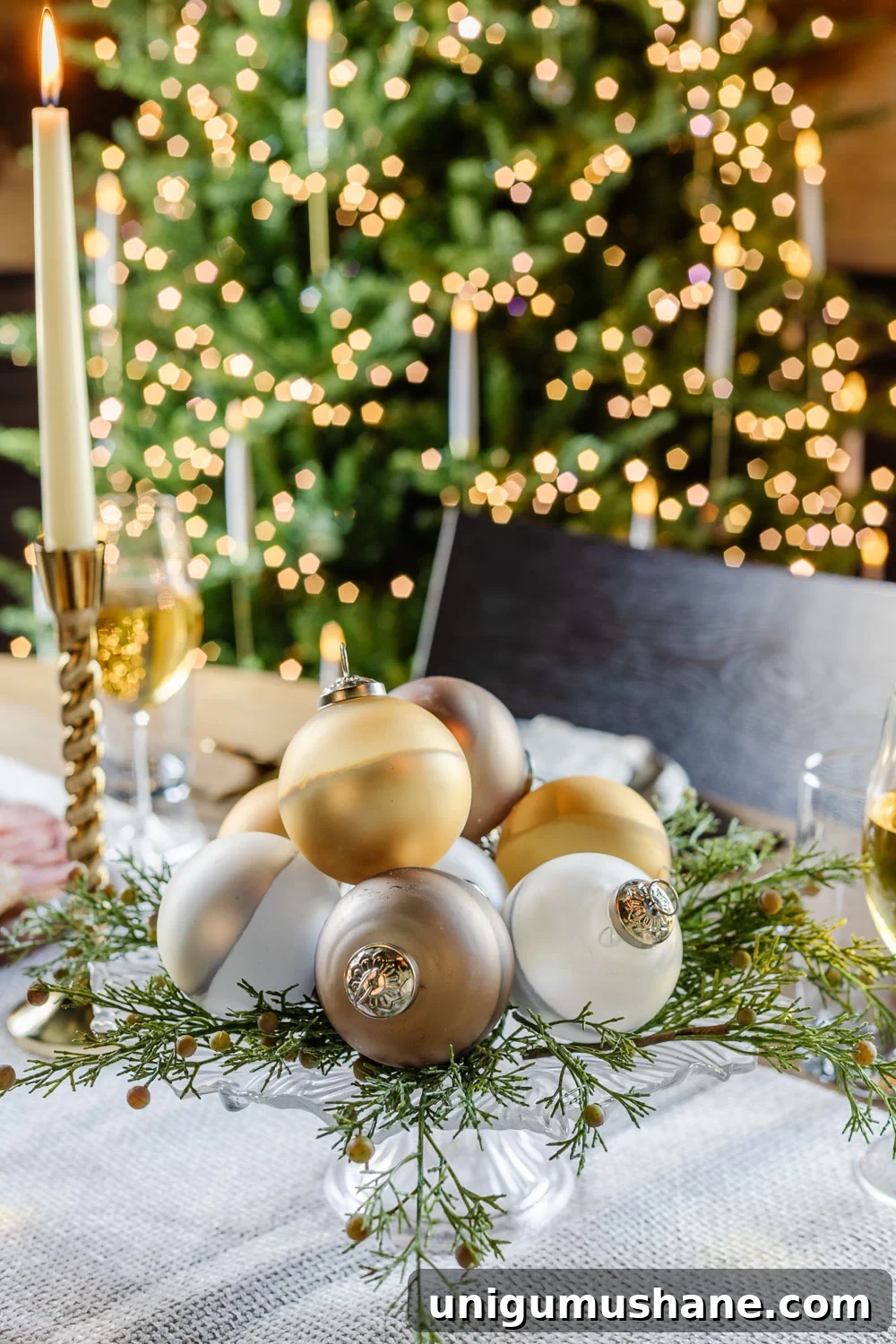 Elegant Christmas Dining Room Decor Ideas 10 simple Christmas dining table centerpiece with ornaments