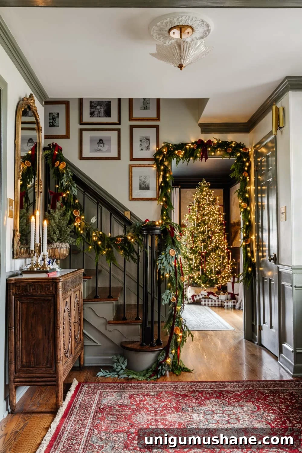 Colonial-Inspired Christmas Entryway Decorating Ideas 2 traditional Christmas entryway decor