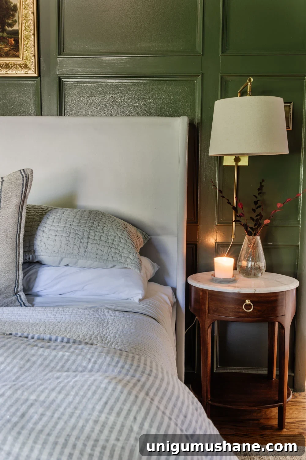 20+ Space-Saving Bedside Tables for Small Bedrooms 3 img 56568 2