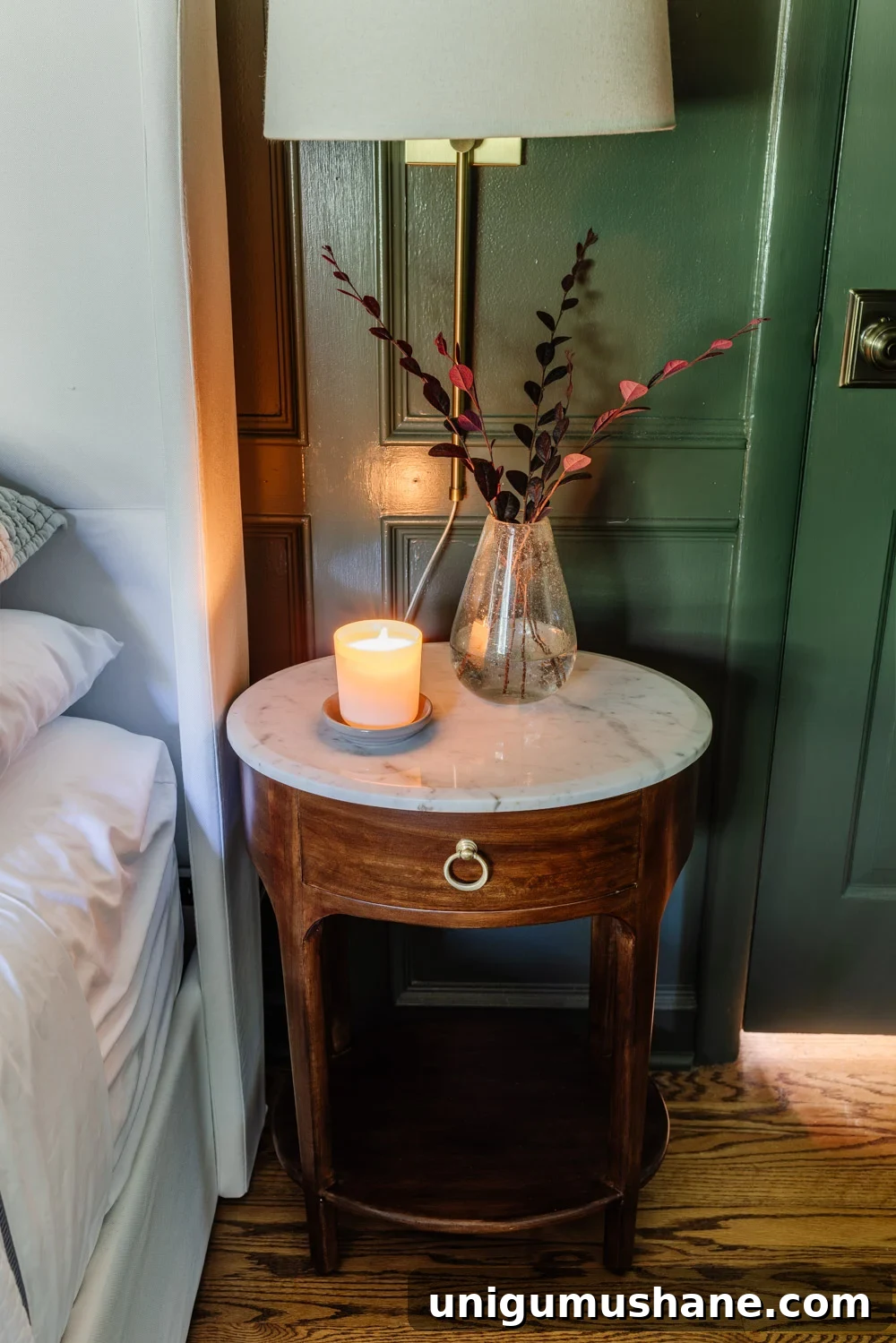 20+ Space-Saving Bedside Tables for Small Bedrooms 4 img 56568 3