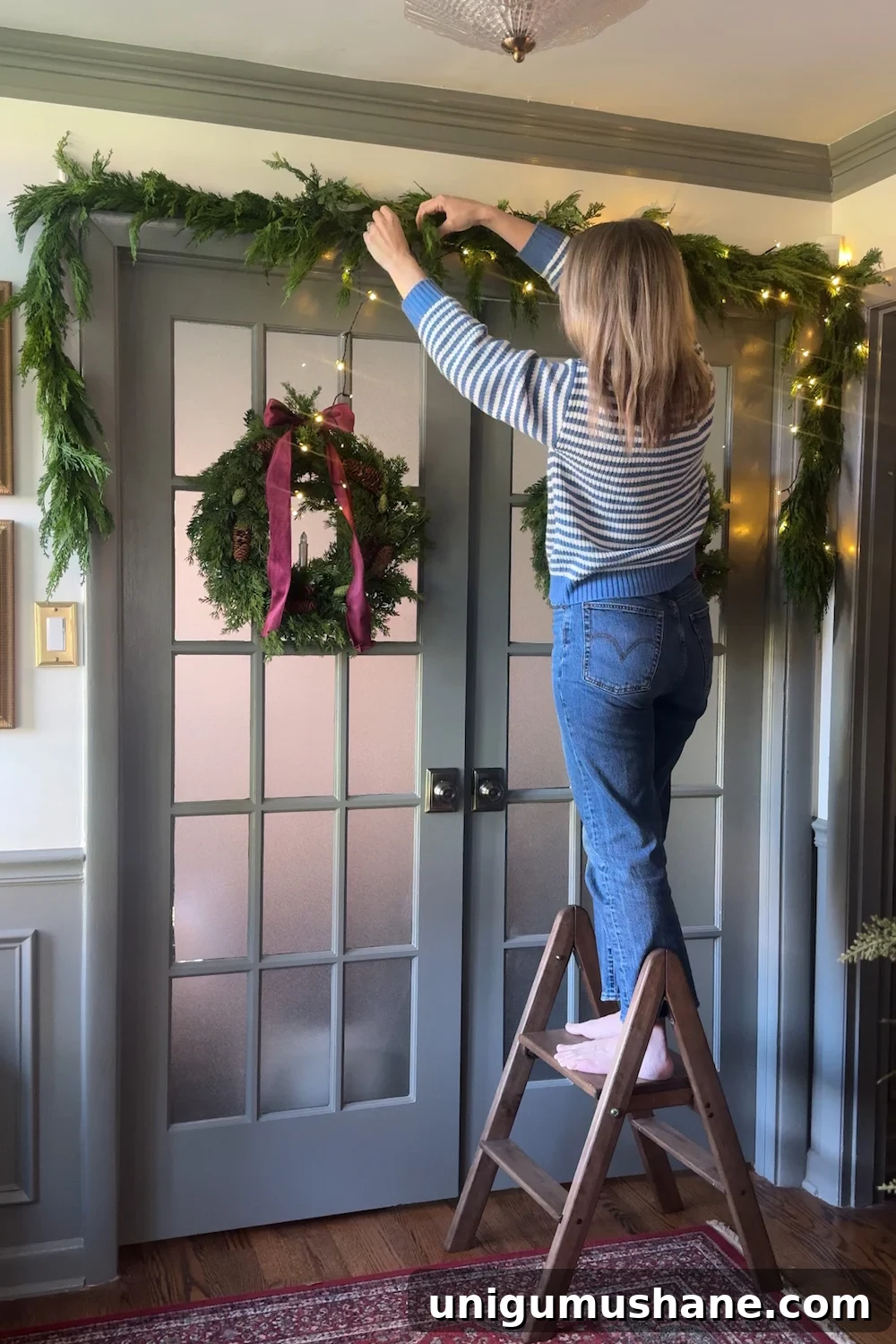 How to Hang Garland Over a Doorway Without Damage: Customizable Ideas 11 how to hang doorway garland inside with no damage for Christmas