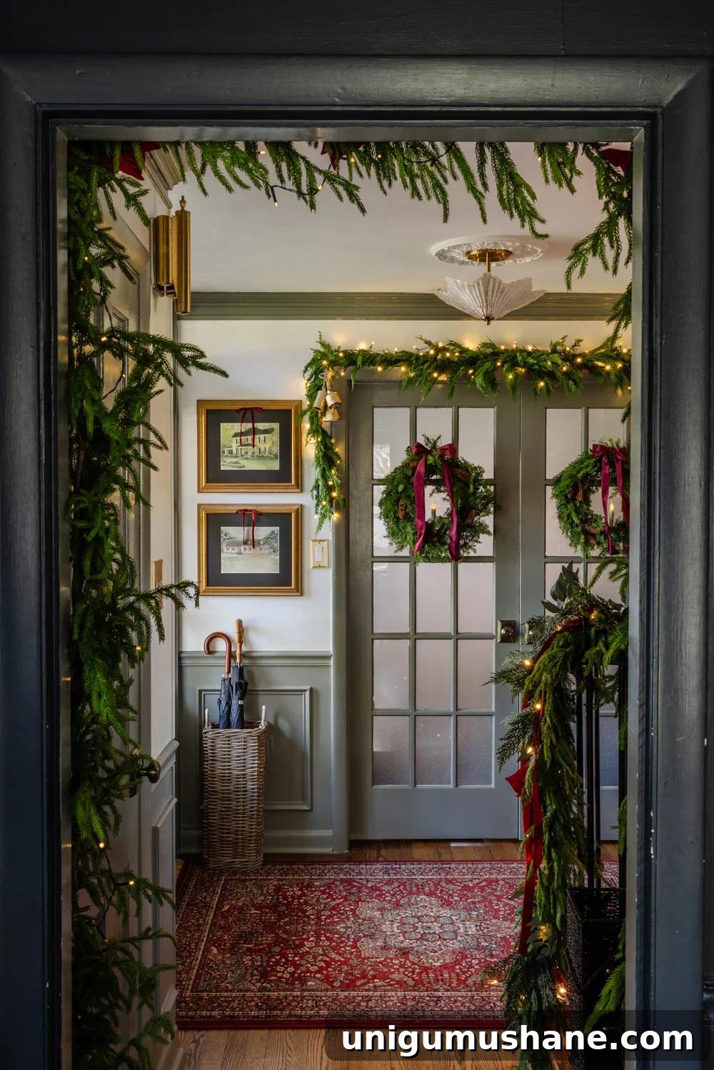 How to Hang Garland Over a Doorway Without Damage: Customizable Ideas 21 how to hang doorway garland inside with no damage for Christmas