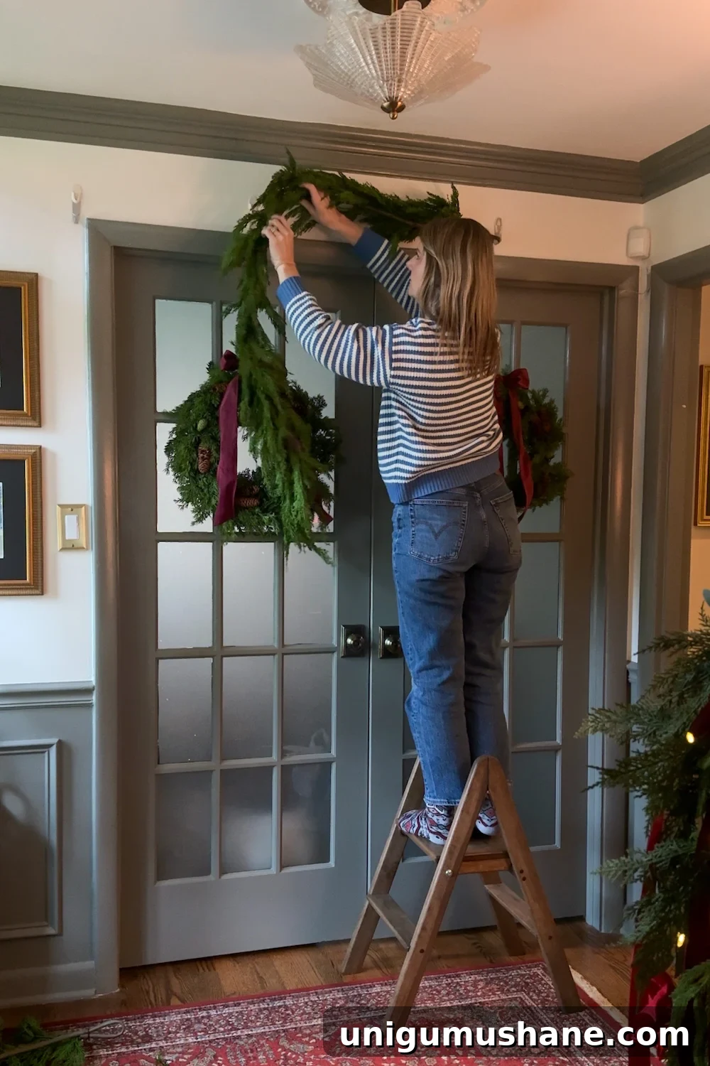 How to Hang Garland Over a Doorway Without Damage: Customizable Ideas 5 how to hang doorway garland inside with no damage for Christmas