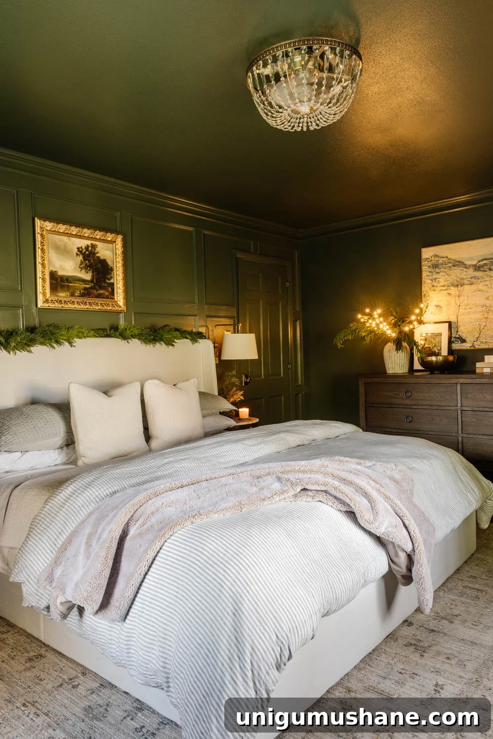 Our Christmas Home Tour: 12 Festive Decorating Tips 16 modern traditional cozy Christmas home decor tour