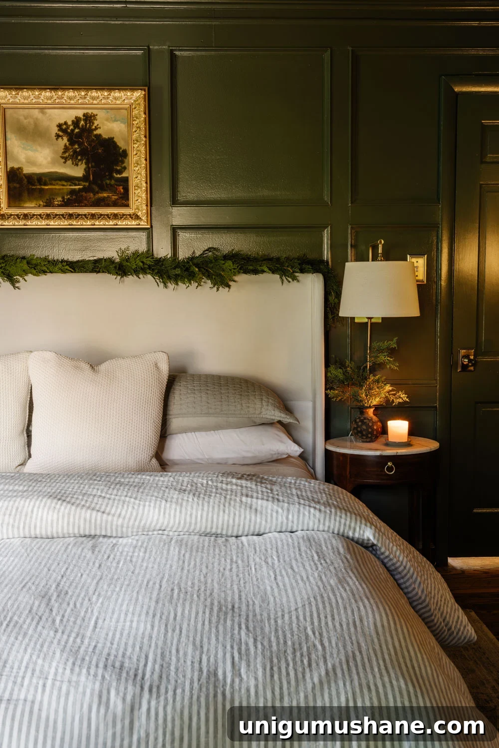 Our Christmas Home Tour: 12 Festive Decorating Tips 17 modern traditional cozy Christmas home decor tour