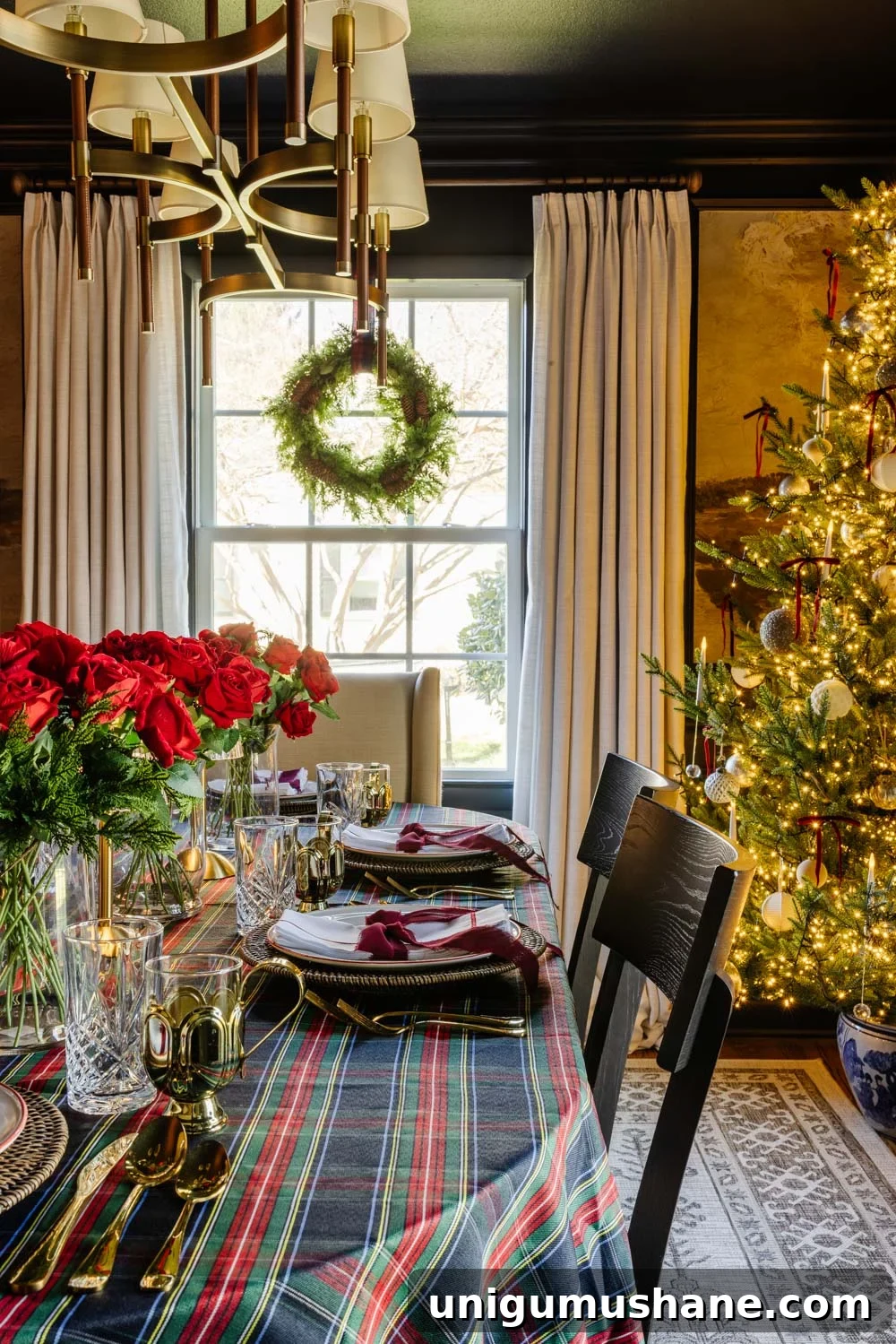 Our Christmas Home Tour: 12 Festive Decorating Tips 7 modern traditional cozy Christmas home decor tour