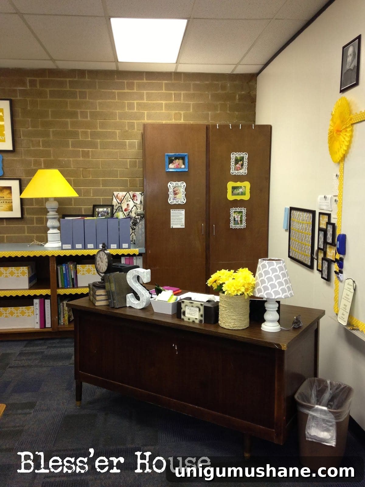 Budget-Friendly Cozy Classroom Ideas for Teachers 20 Teacher desk decor in cozy classroom